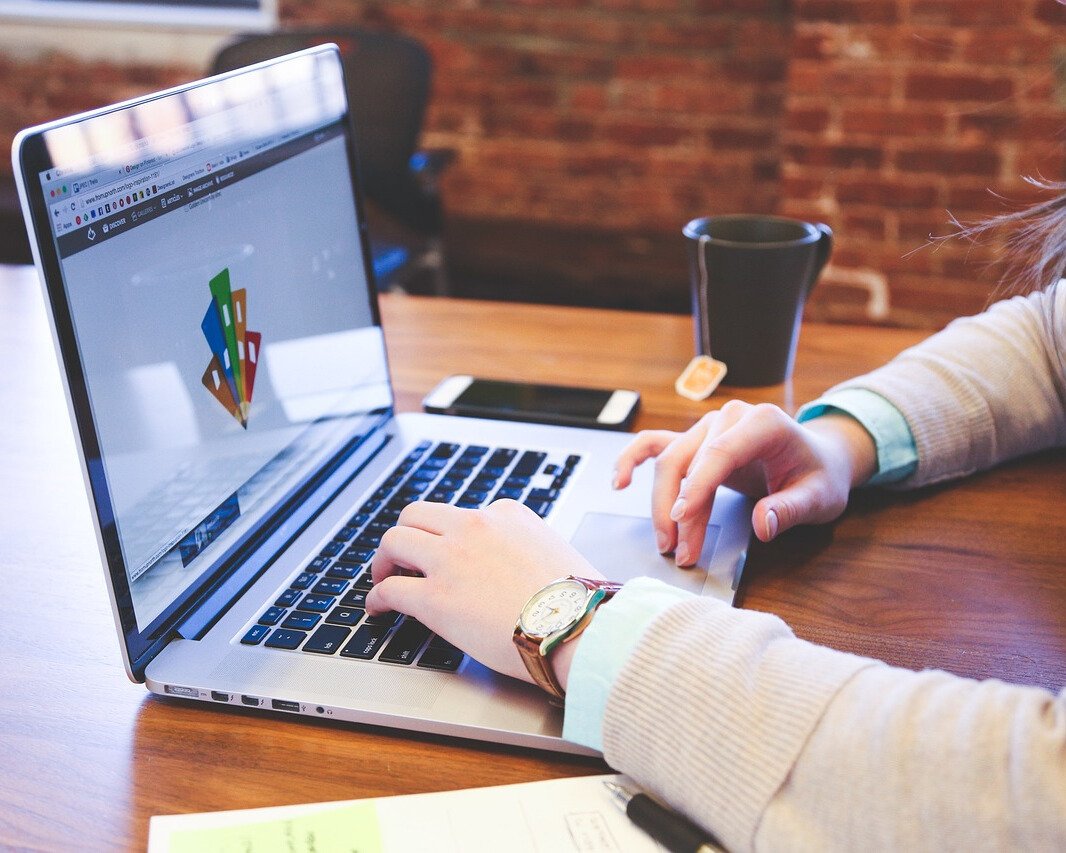 You are currently viewing How to Use a Laptop for Beginners: A Step-by-Step Guide